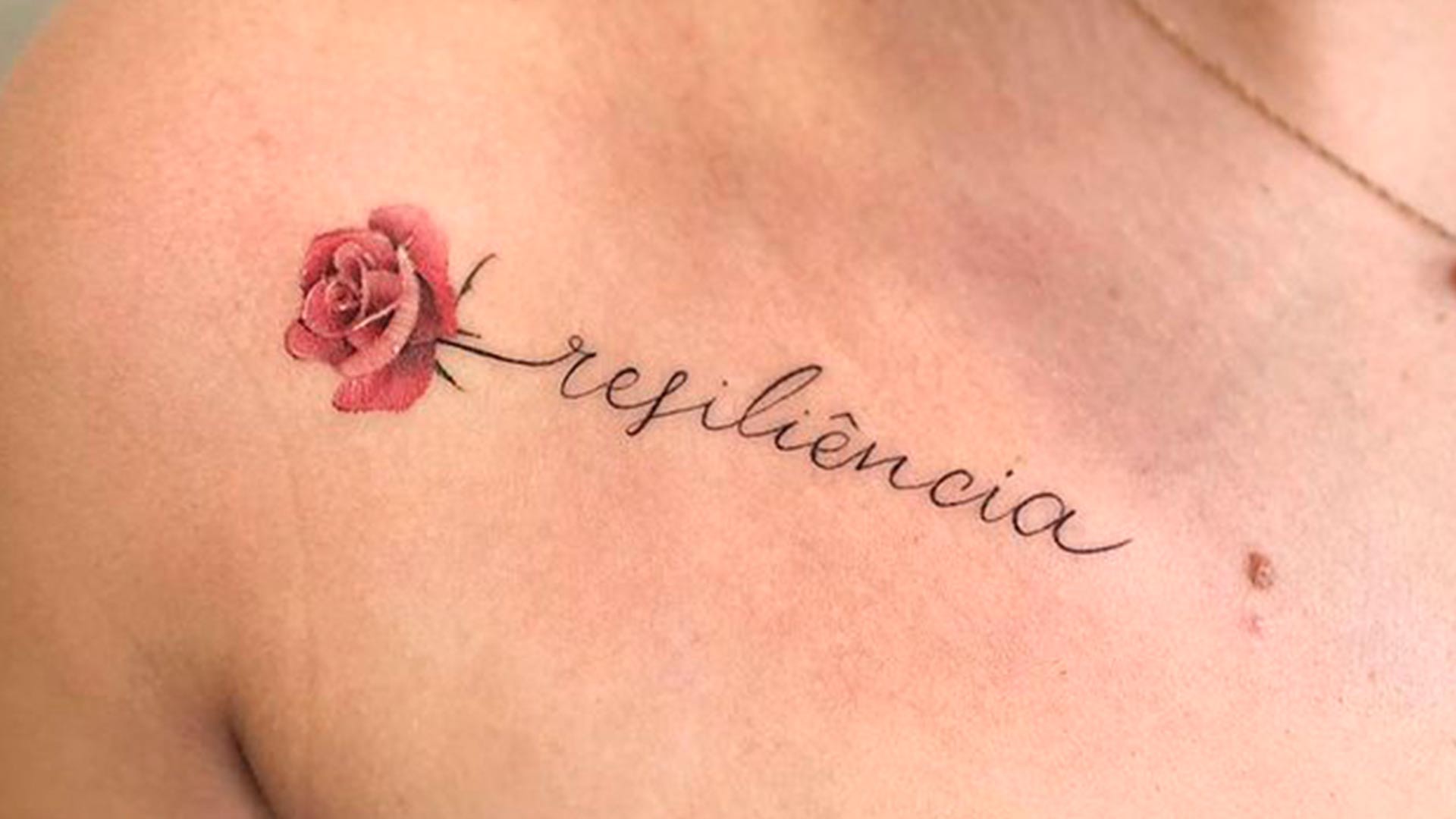 Tatuagens femininas delicadas que representam resiliência – Nova