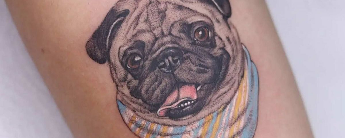 Viciada em tatuagens não consegue trabalho e mostra rosto 'original